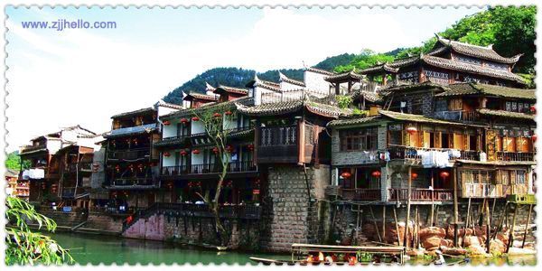 張家界、黃石寨、金鞭溪、袁家界、天子山、十里畫(huà)廊、黃龍洞、寶峰湖、天門(mén)山、鳳凰古城四日游